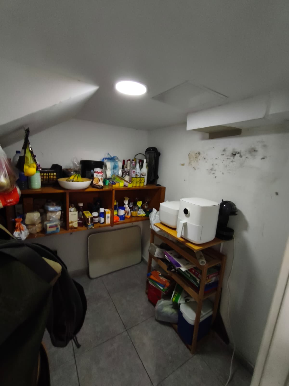 Before pantry shelving installation · Antes de la instalación de estanterías en despensa