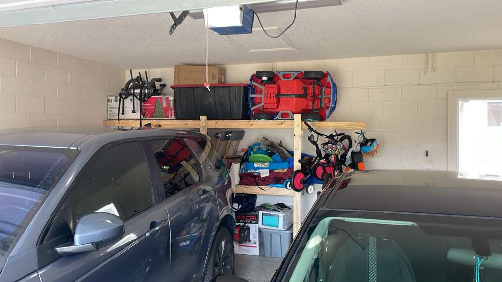 After wooden shelf installation · Después de la instalación de estantería de madera