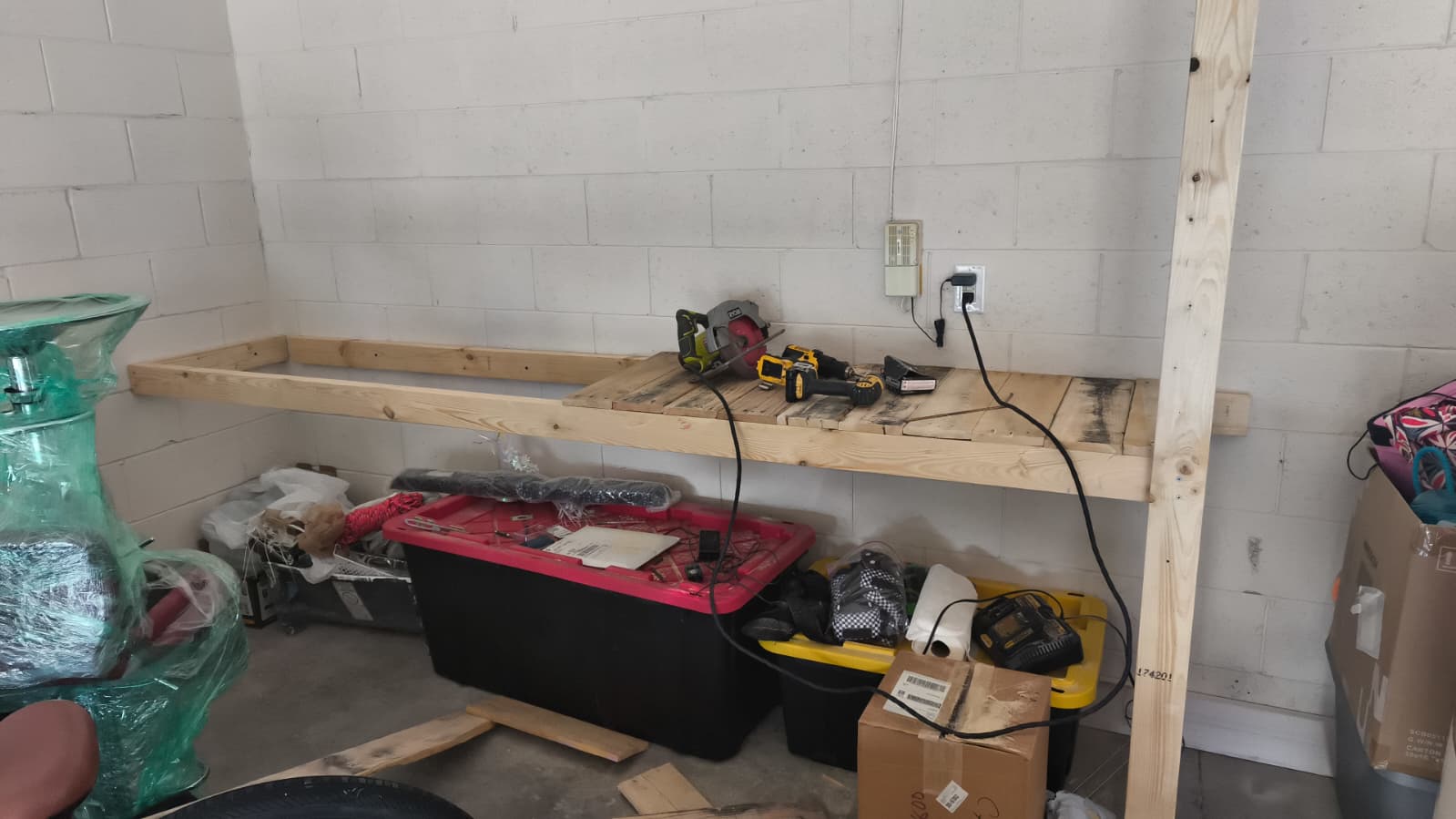 Before wooden shelf installation · Antes de la instalación de estantería de madera